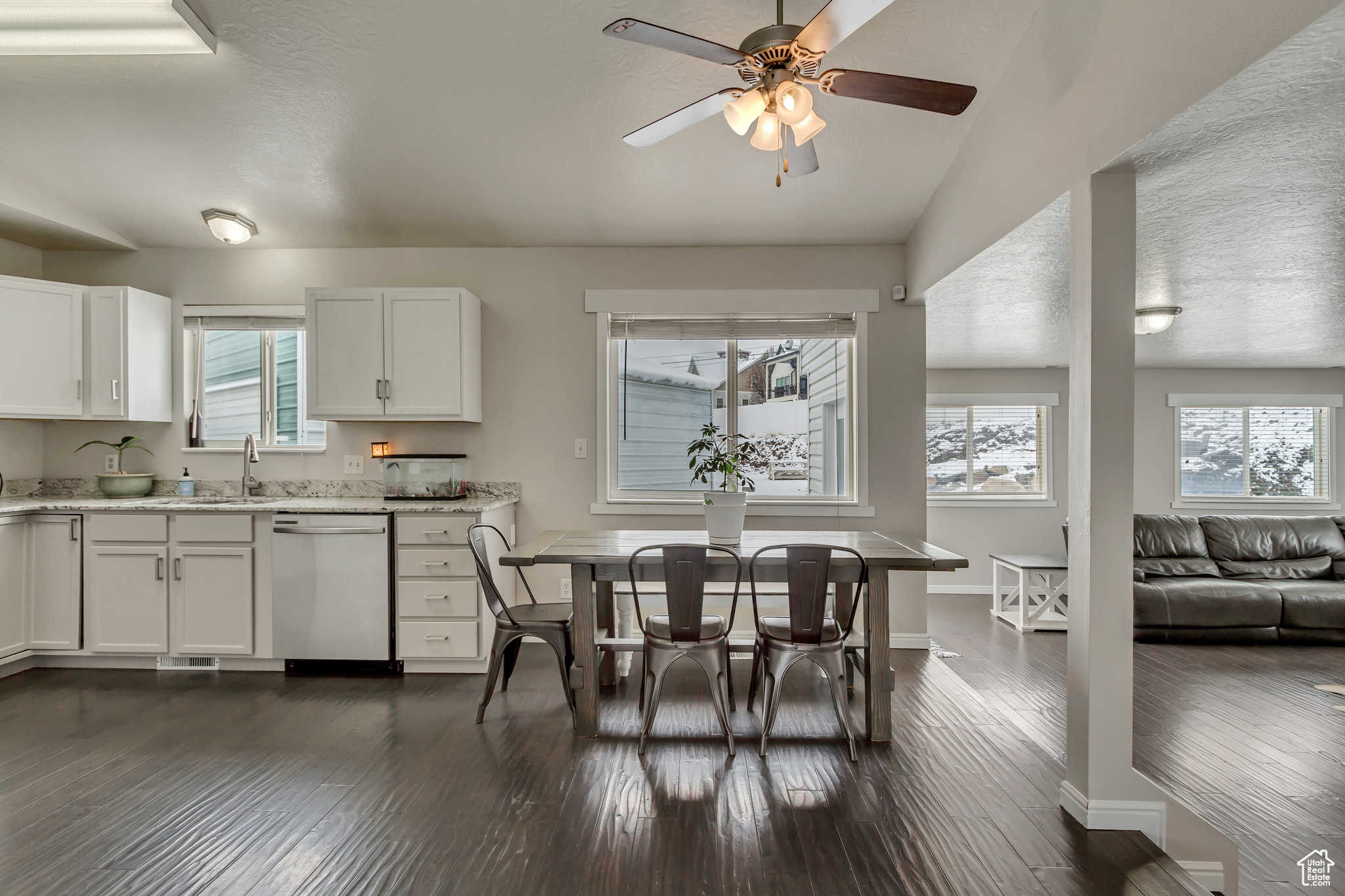 1445 E NAVAJO DR