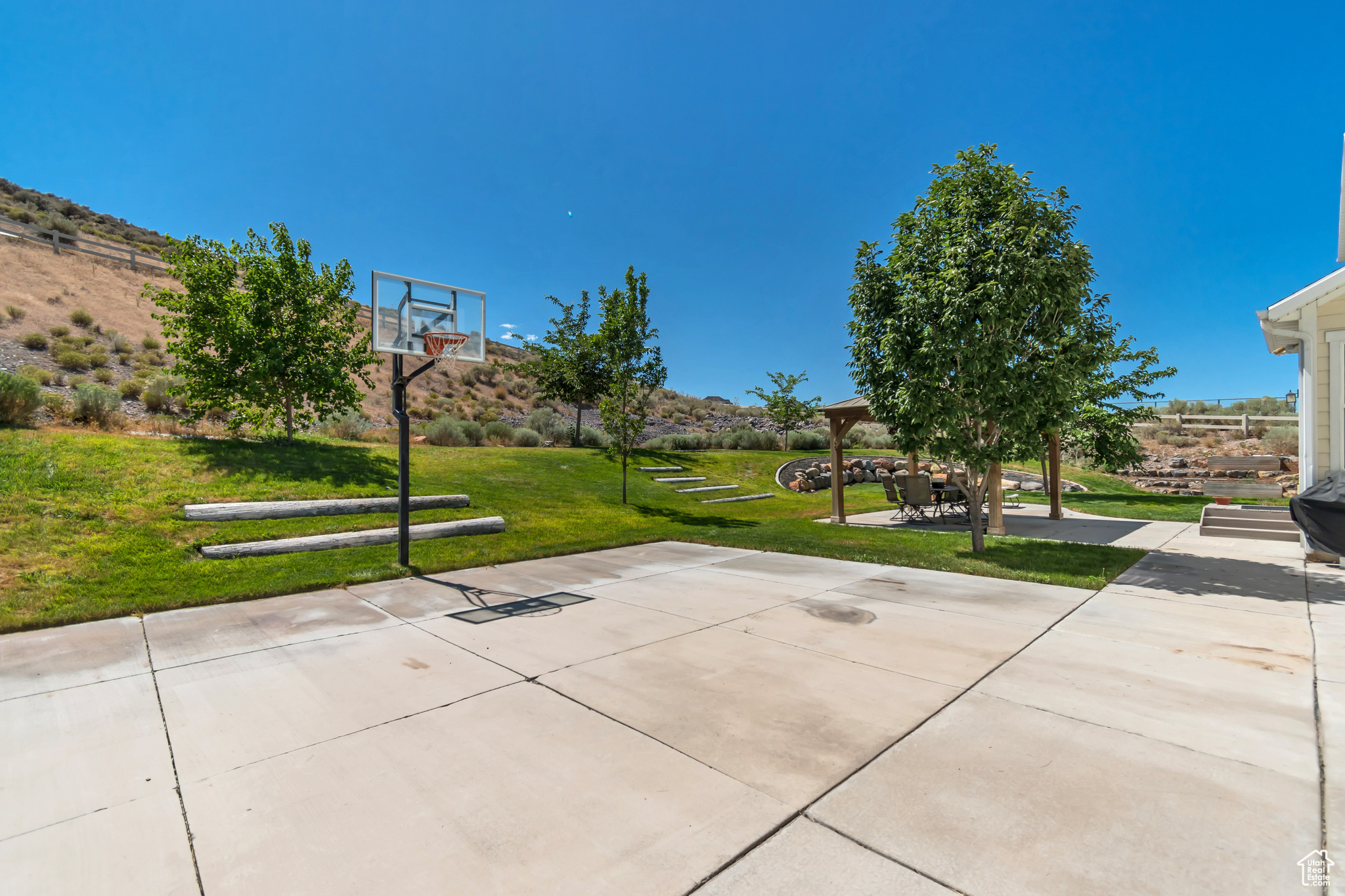 197 W PARKSIDE DR