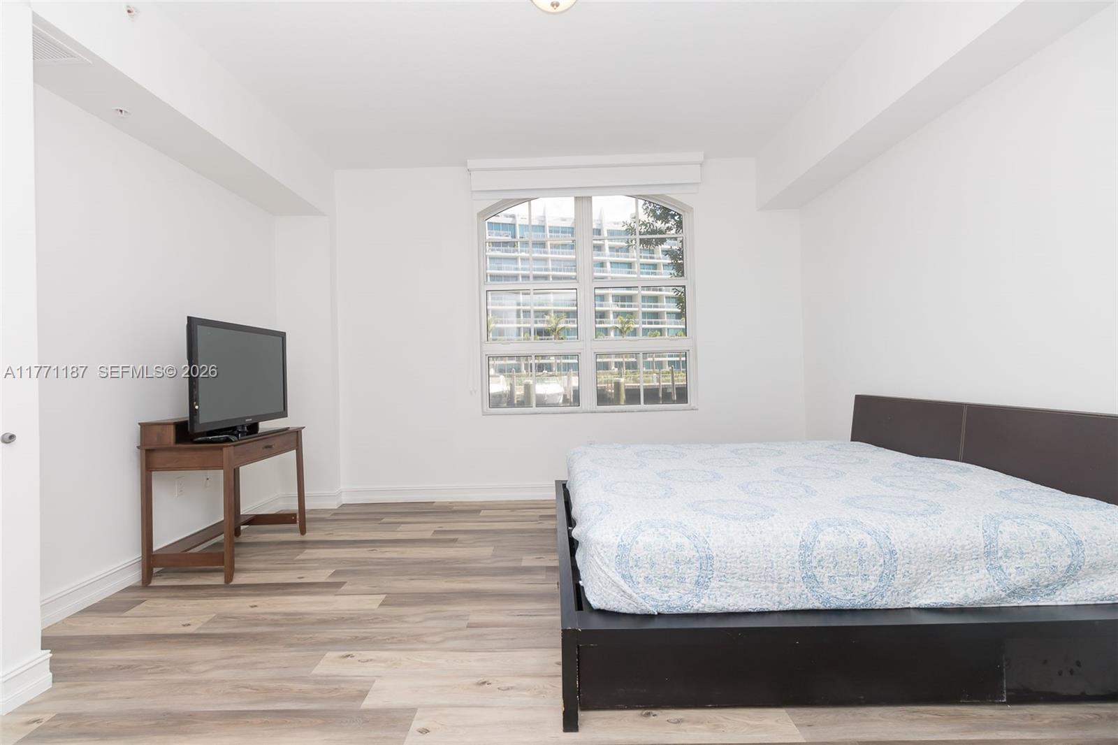 3001 NE 185th St # 113