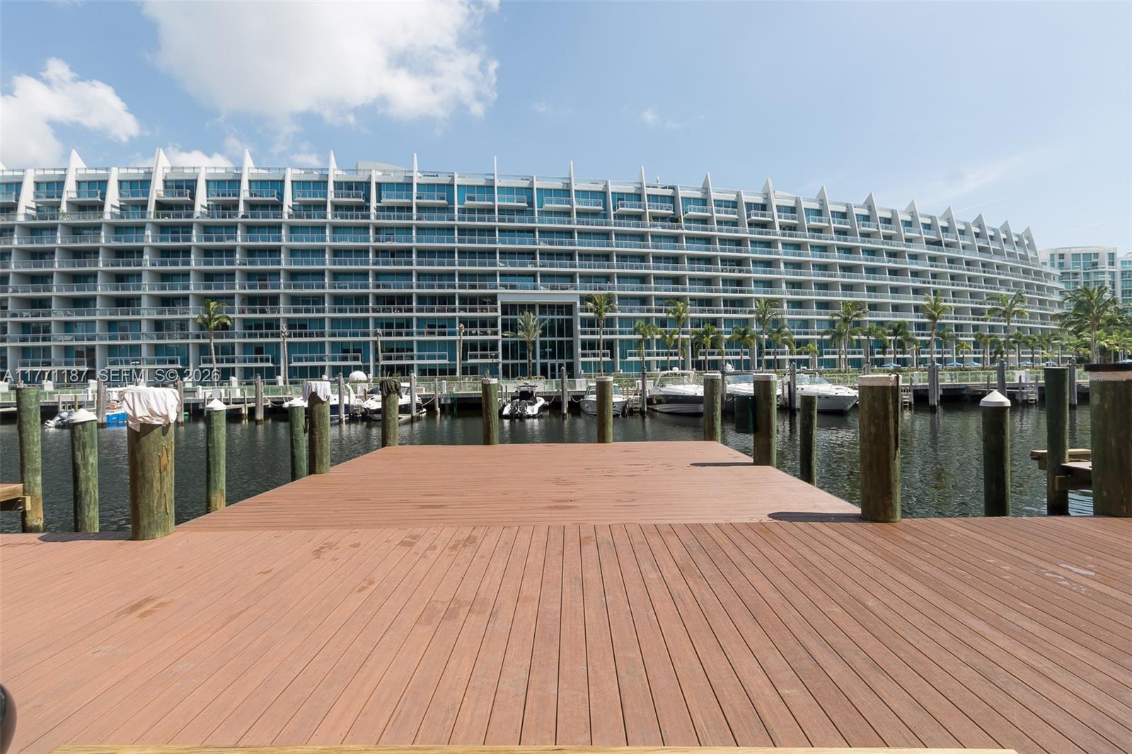 3001 NE 185th St # 113