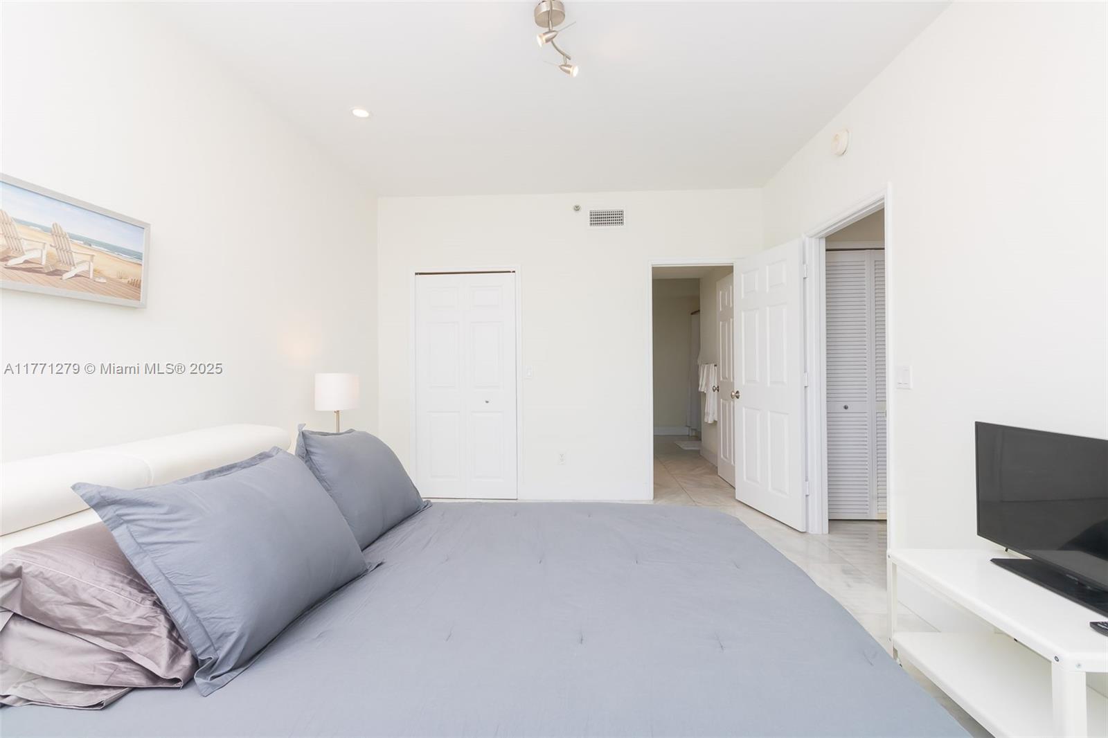 3215 NE 184th St # 14404