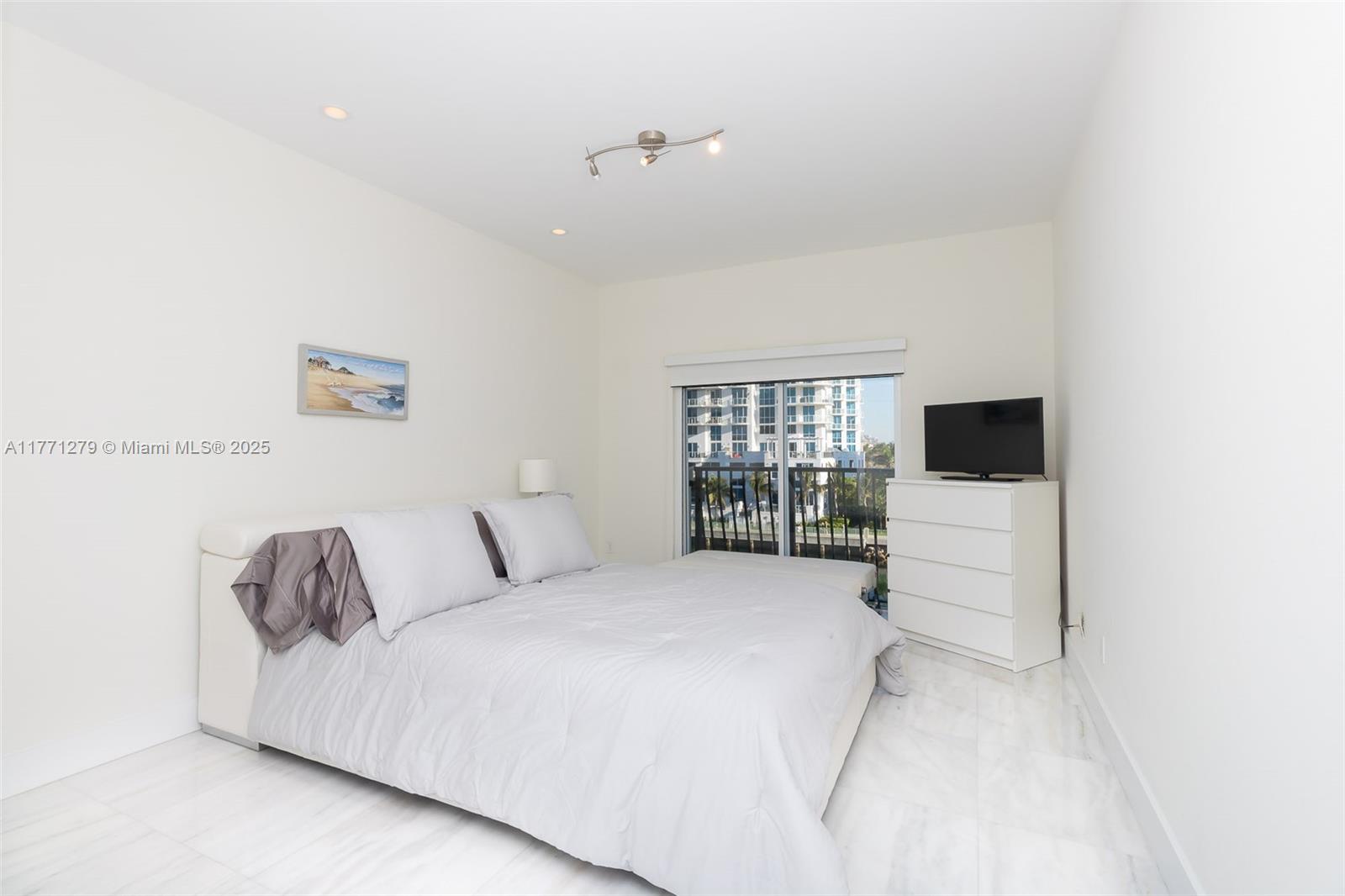 3215 NE 184th St # 14404