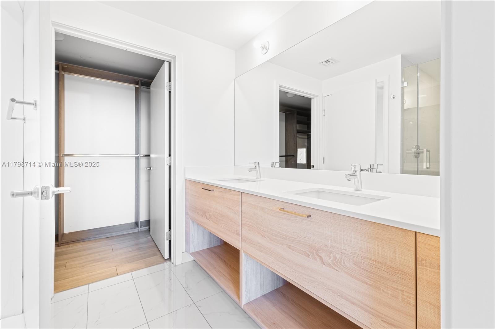 16385 Biscayne Blvd # 404