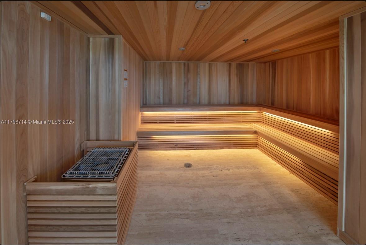 16385 Biscayne Blvd # 404