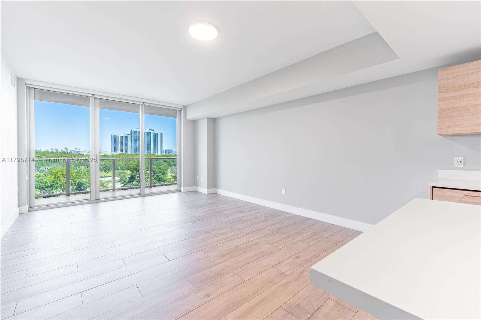 16385 Biscayne Blvd # 404