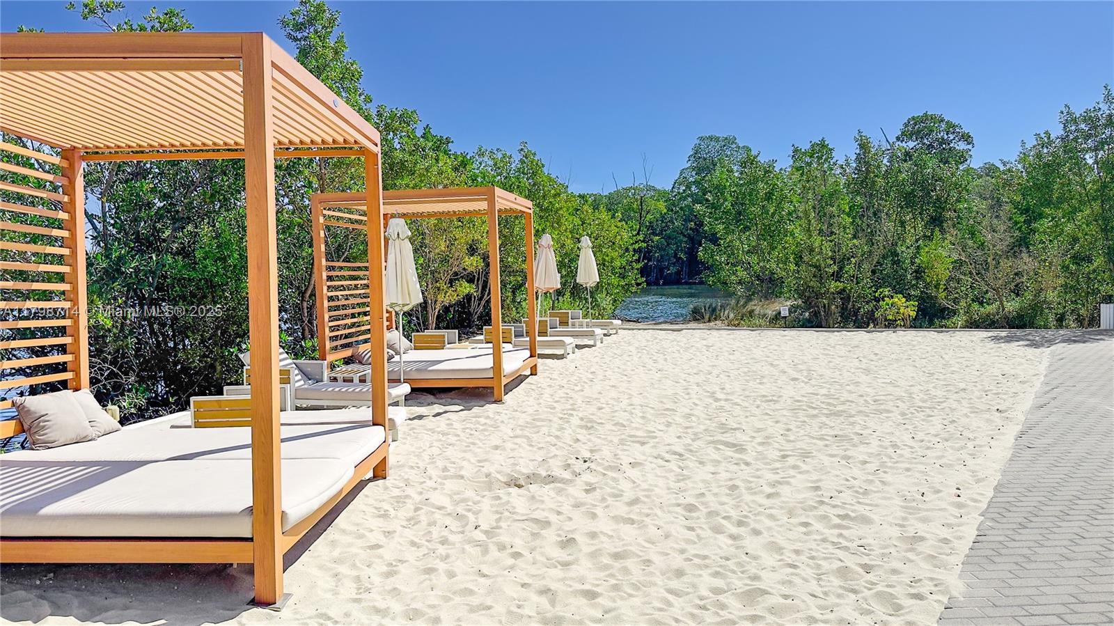 16385 Biscayne Blvd # 404