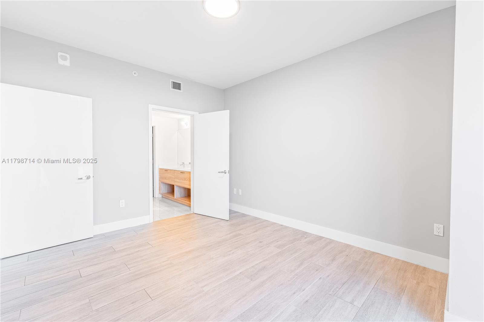 16385 Biscayne Blvd # 404