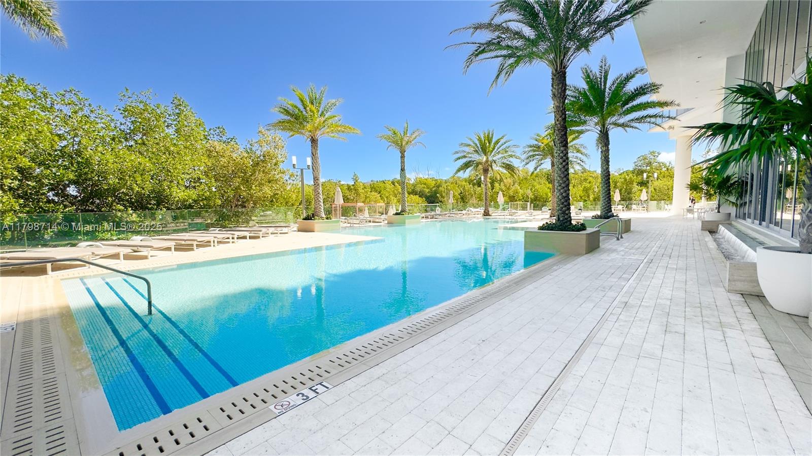 16385 Biscayne Blvd # 404