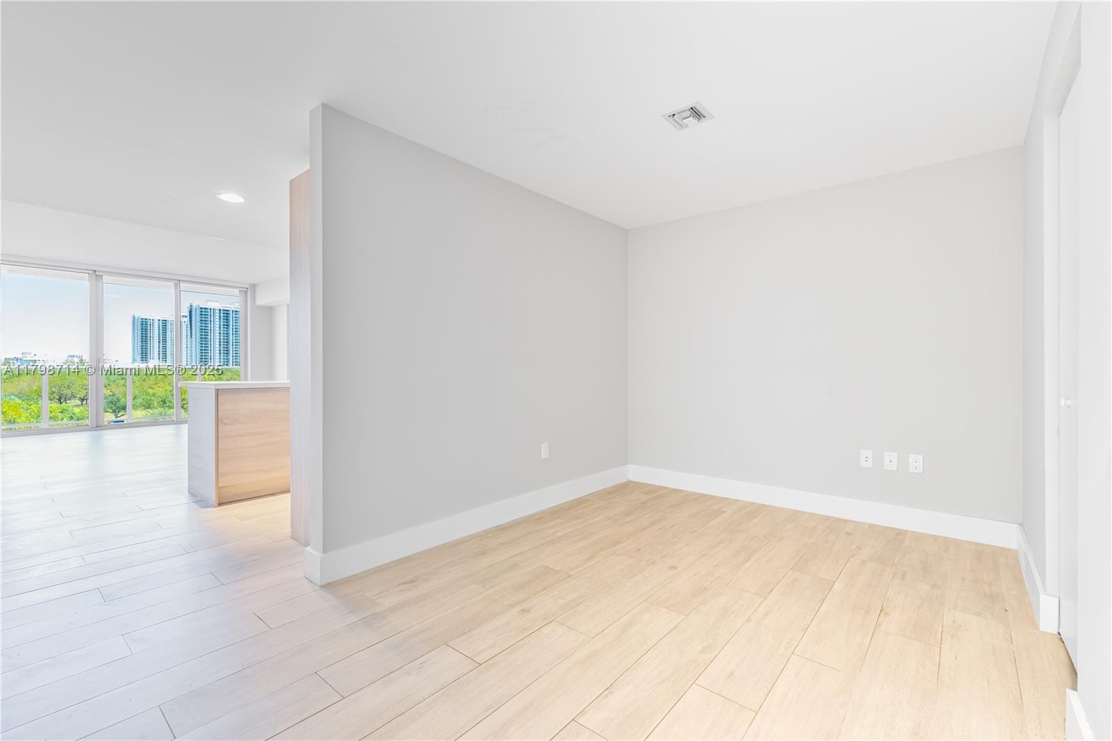 16385 Biscayne Blvd # 404