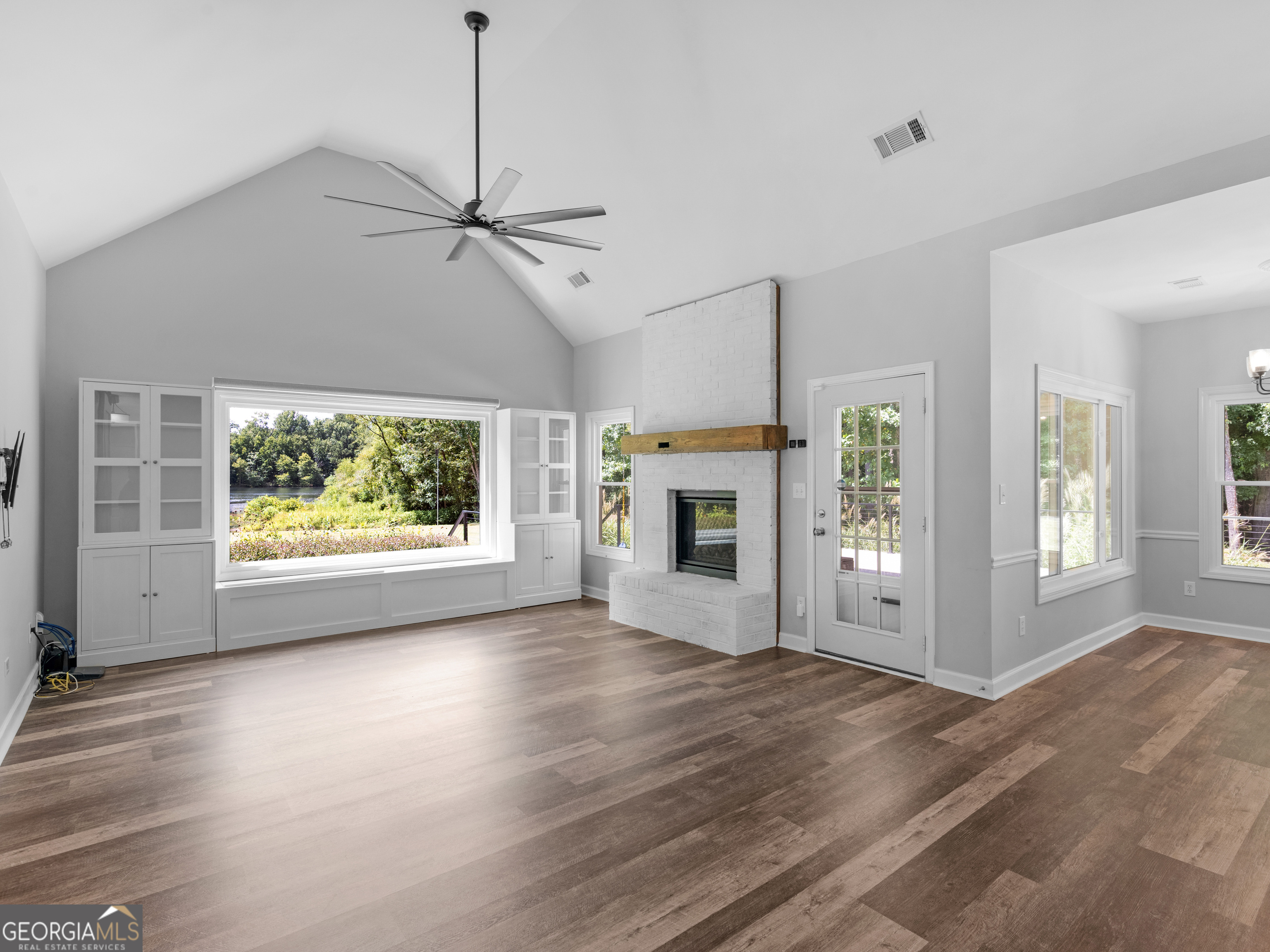 325 Lakefront Drive