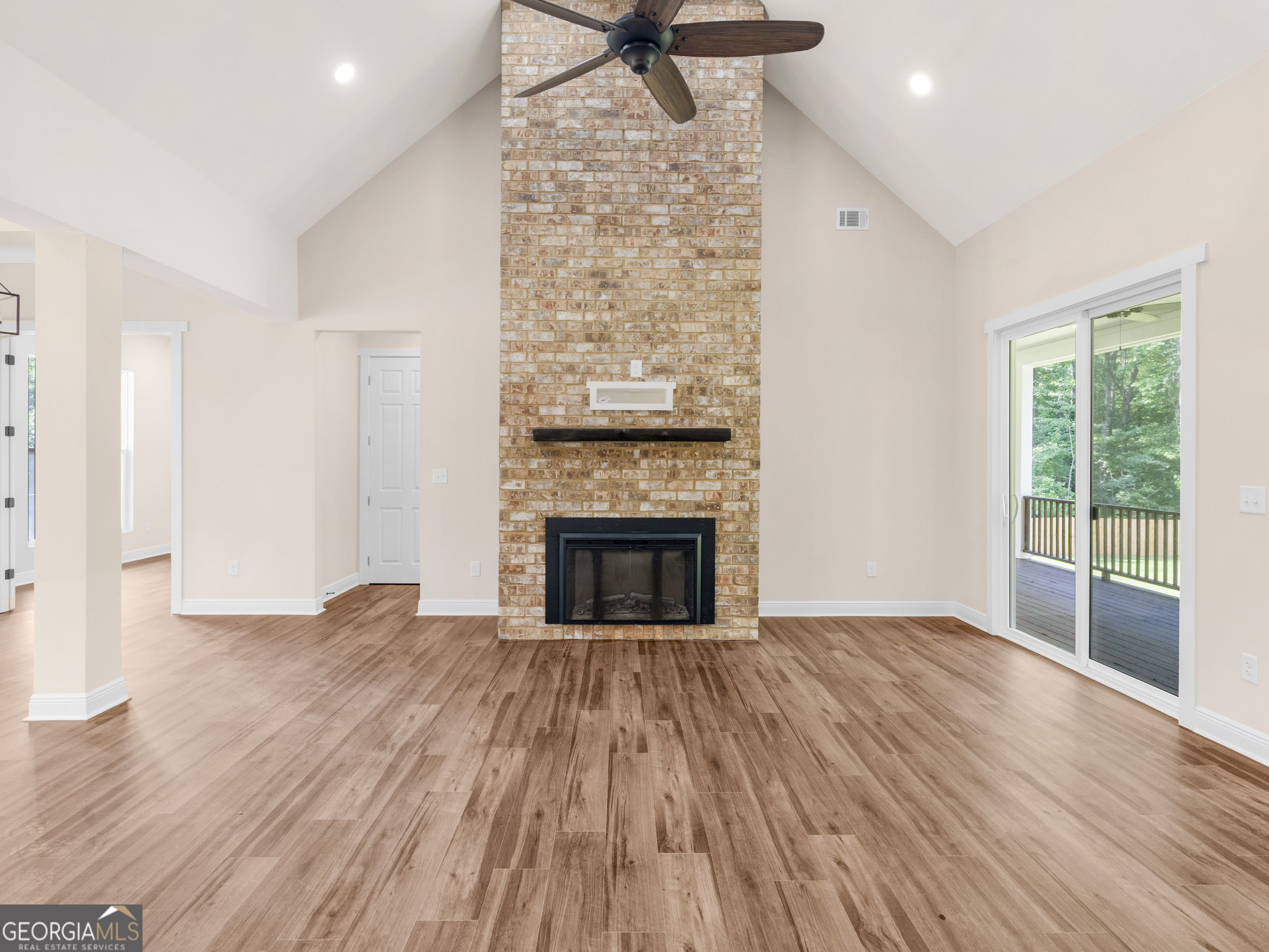 1019 Oakridge Drive