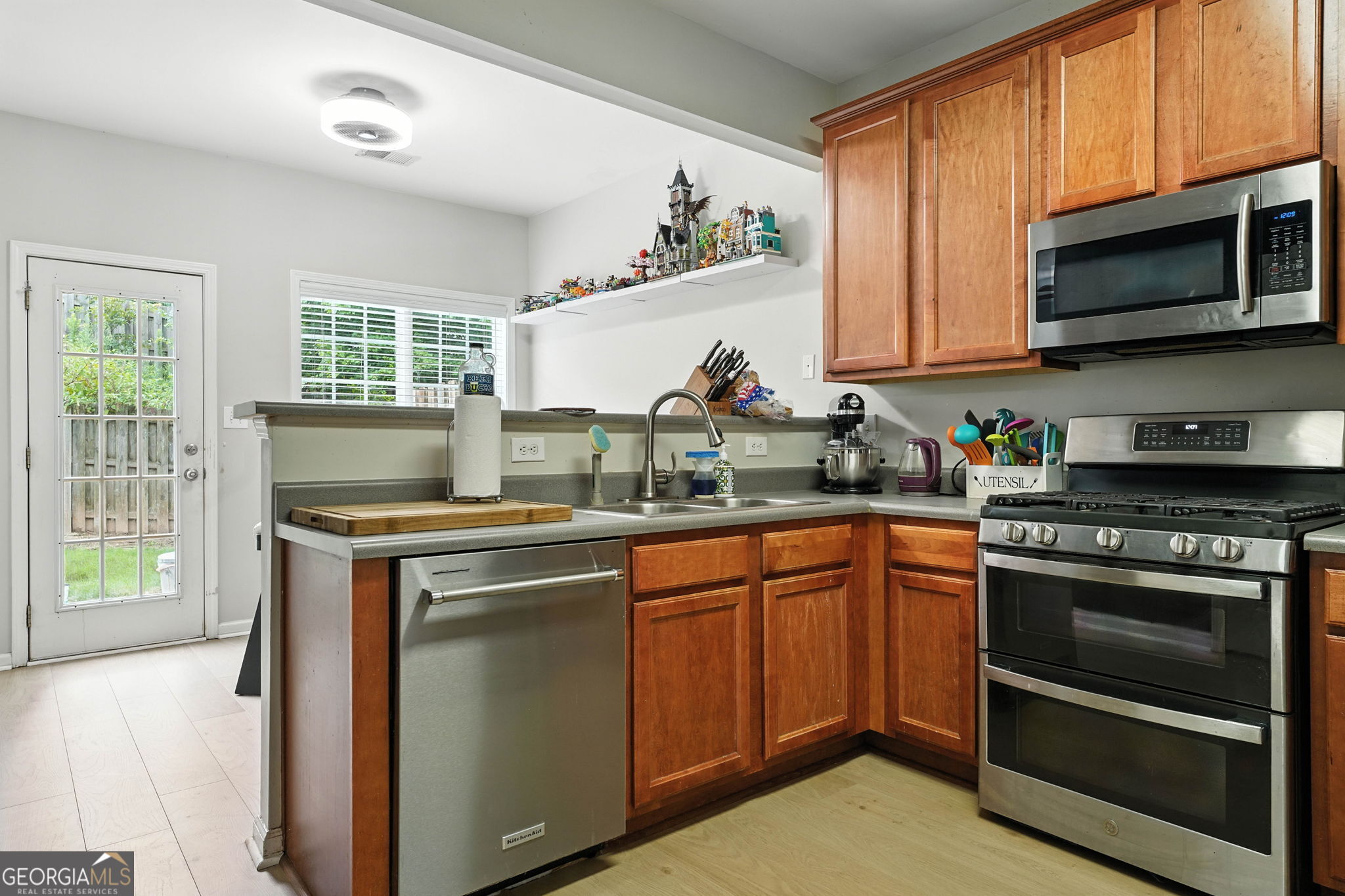 121 Spring Way Square