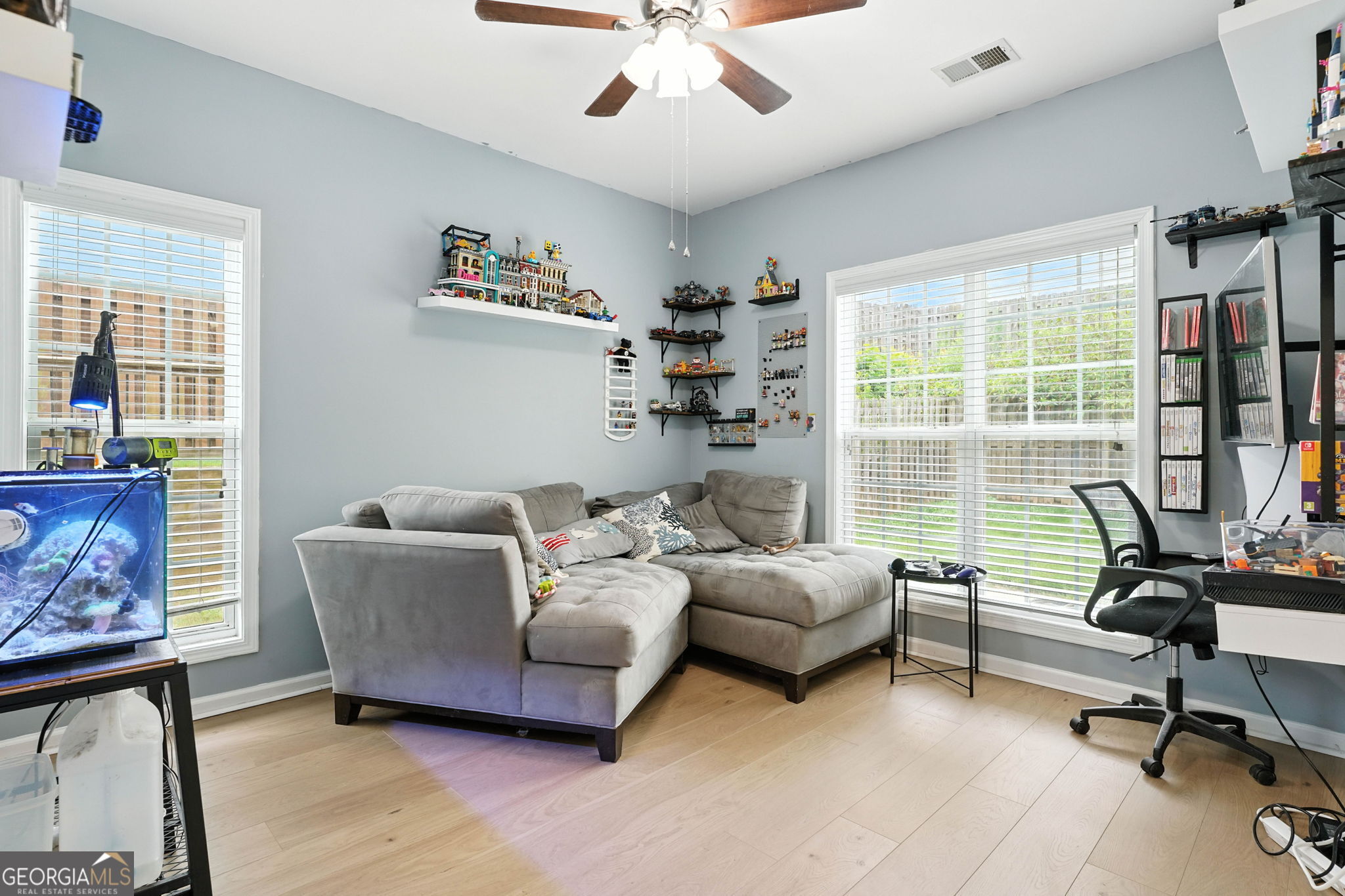 121 Spring Way Square