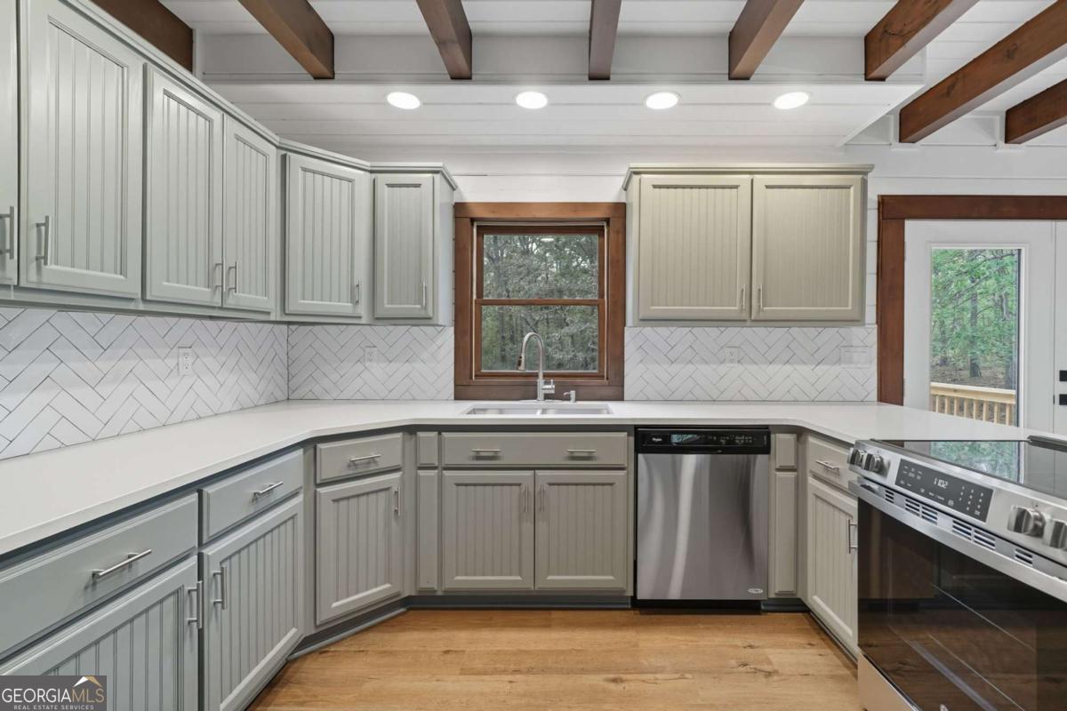 509 E Valley Road NE