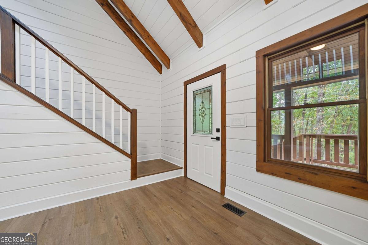 509 E Valley Road NE