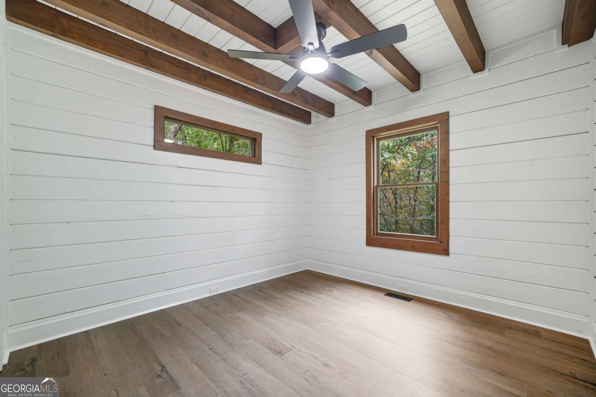 509 E Valley Road NE