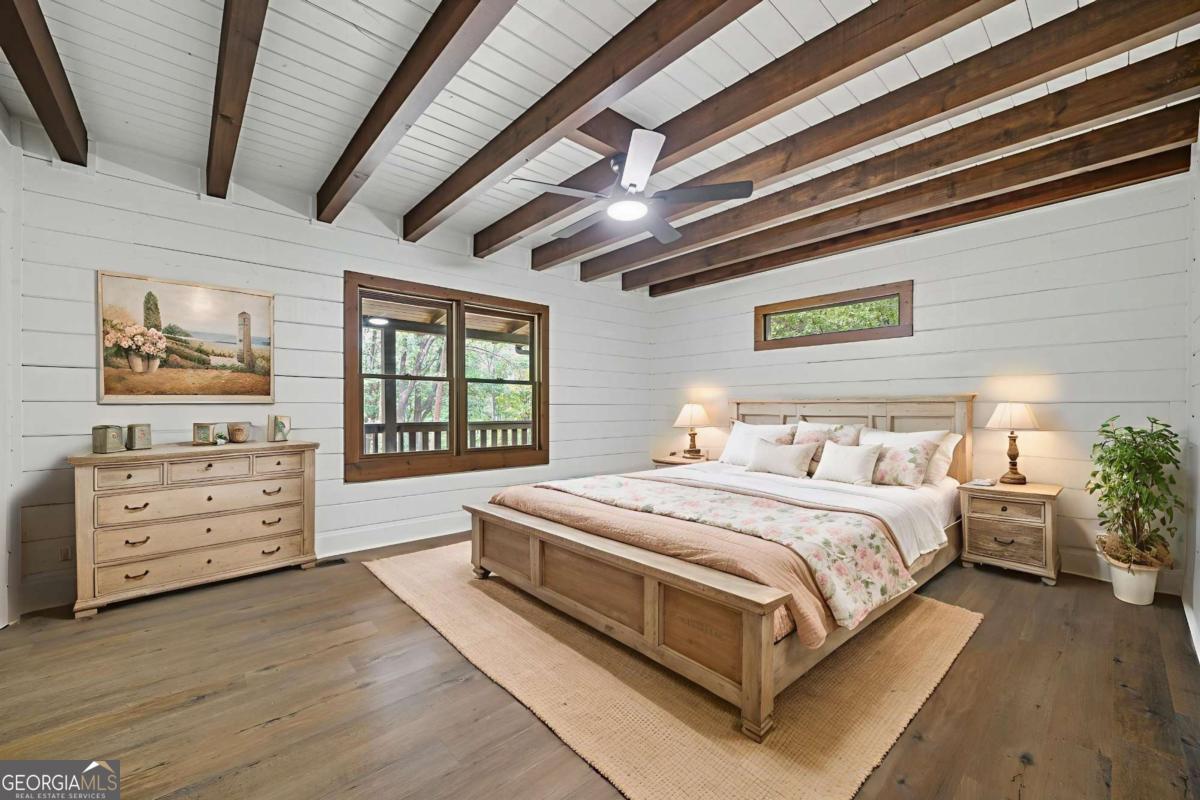 509 E Valley Road NE