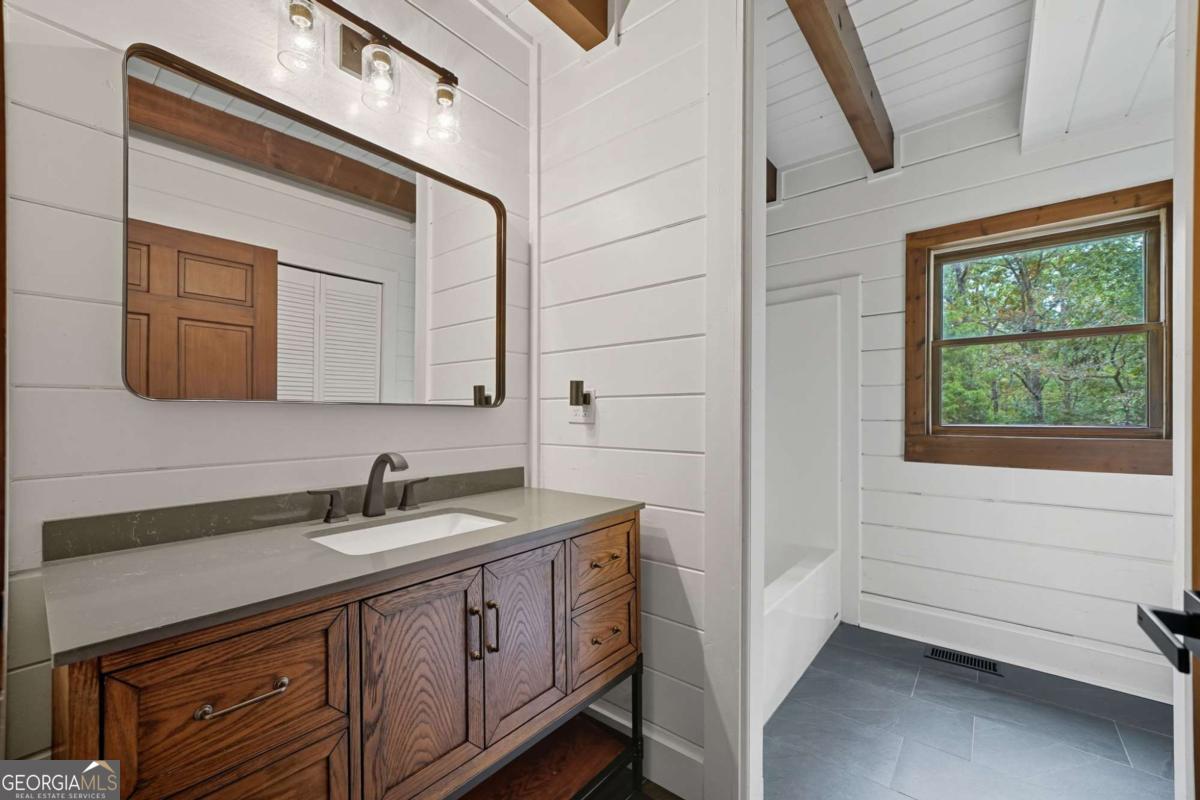 509 E Valley Road NE