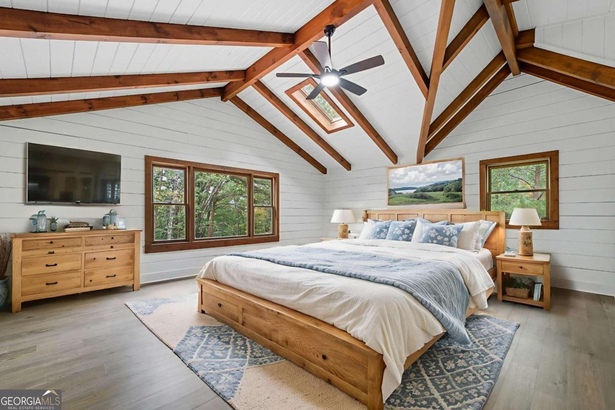 509 E Valley Road NE