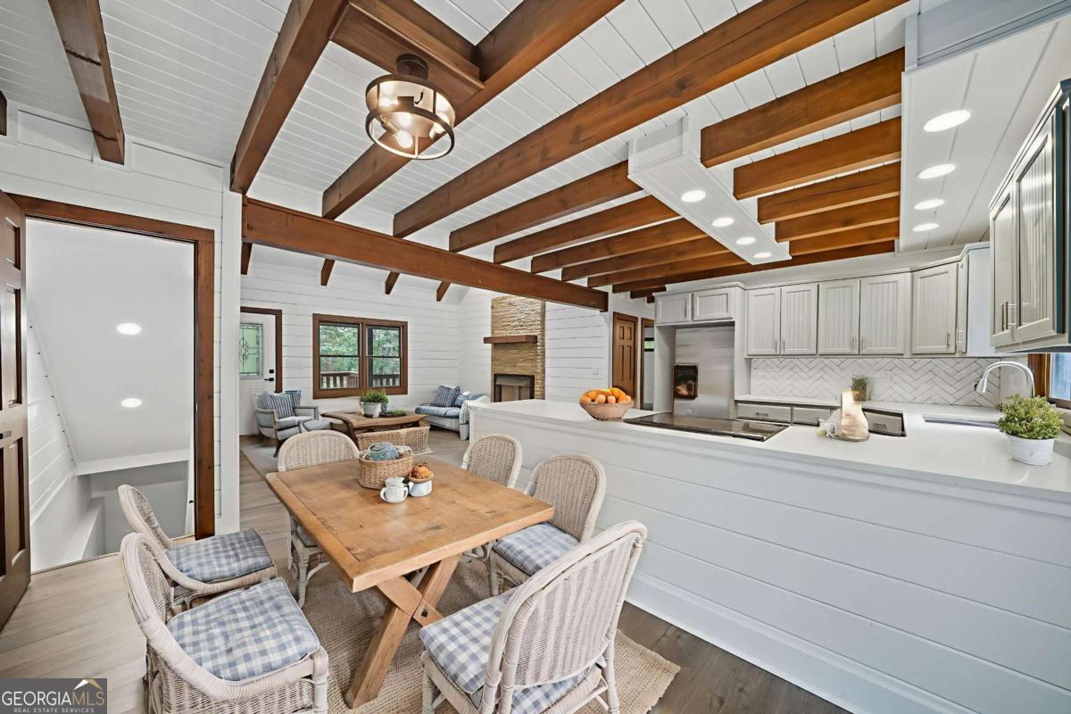 509 E Valley Road NE