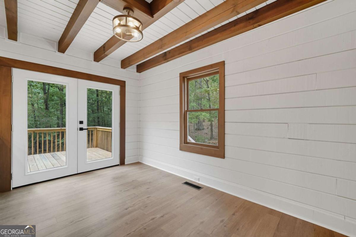 509 E Valley Road NE