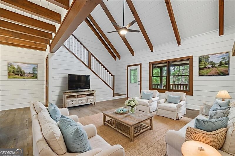 509 E Valley Road NE