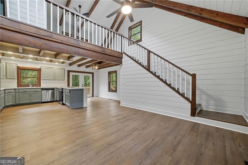 509 E Valley Road NE