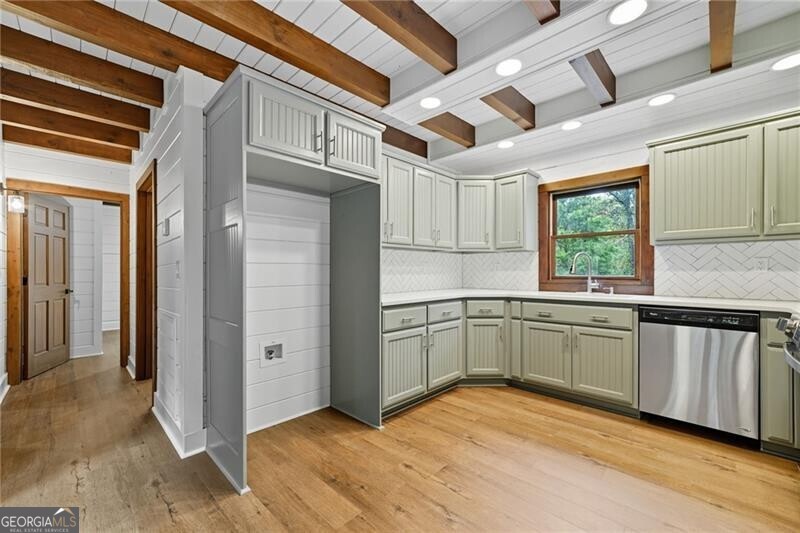 509 E Valley Road NE