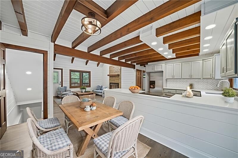 509 E Valley Road NE