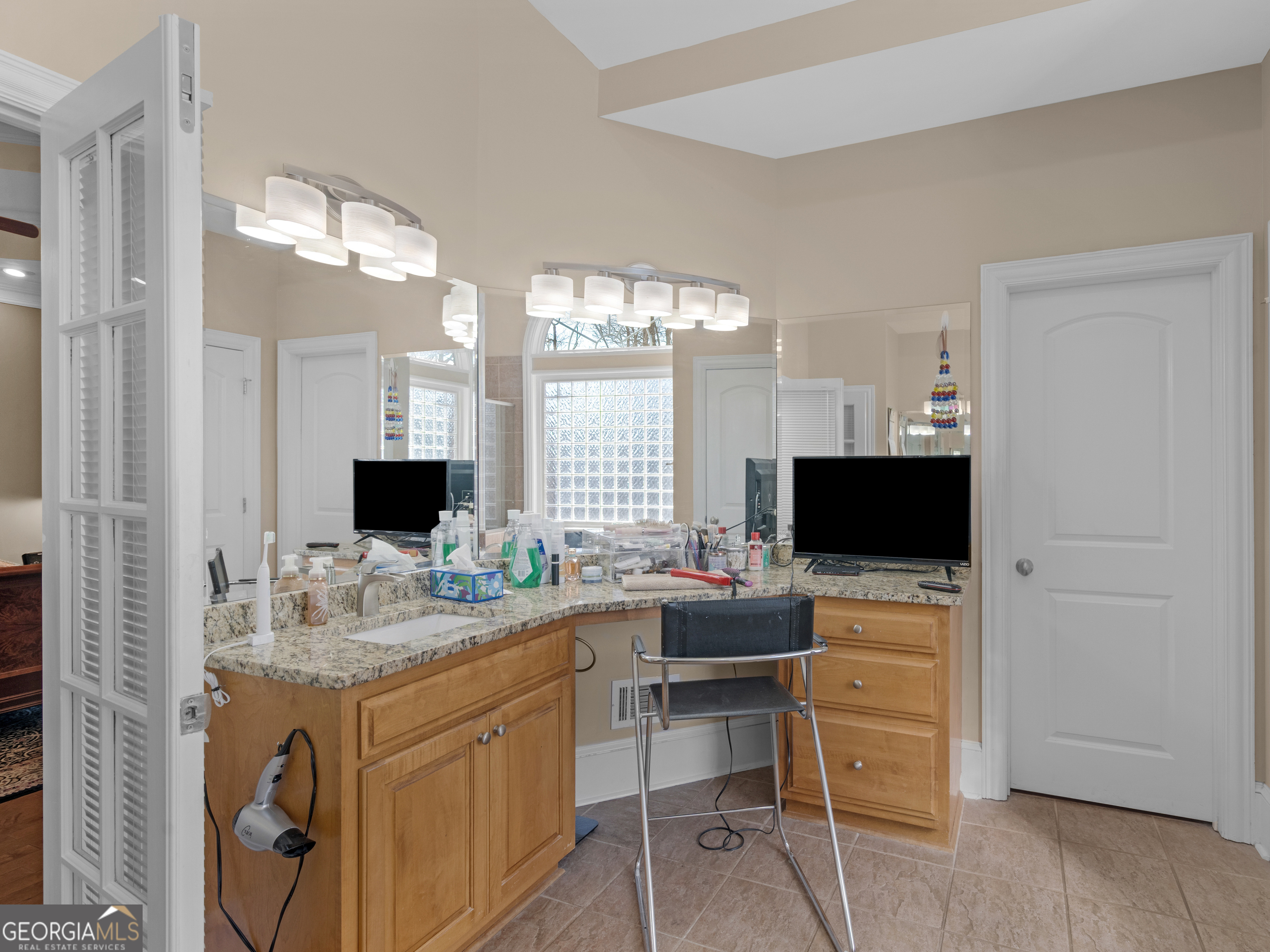 100 Cambridge Drive S