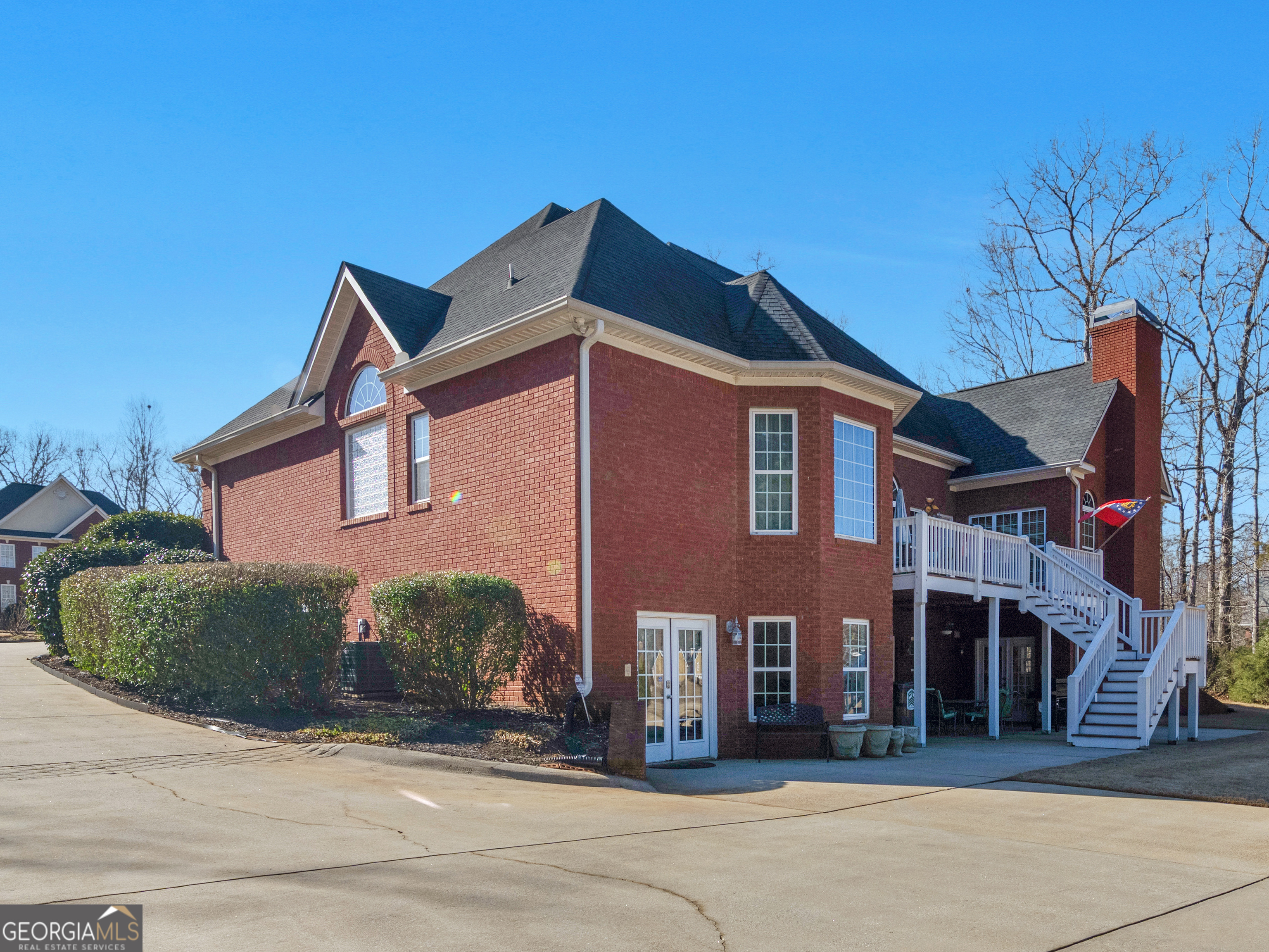 100 Cambridge Drive S