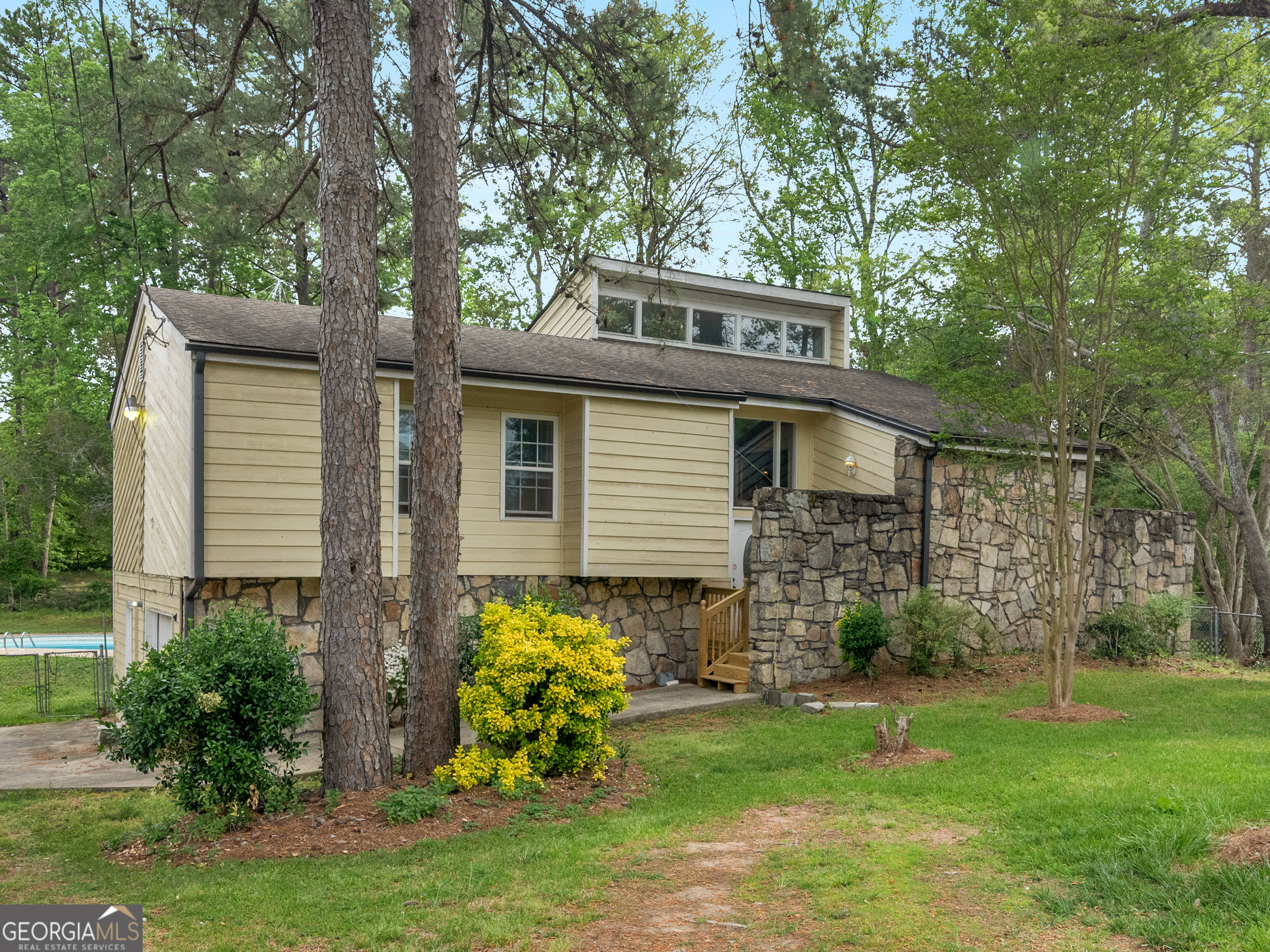 915 Strawberry Court
