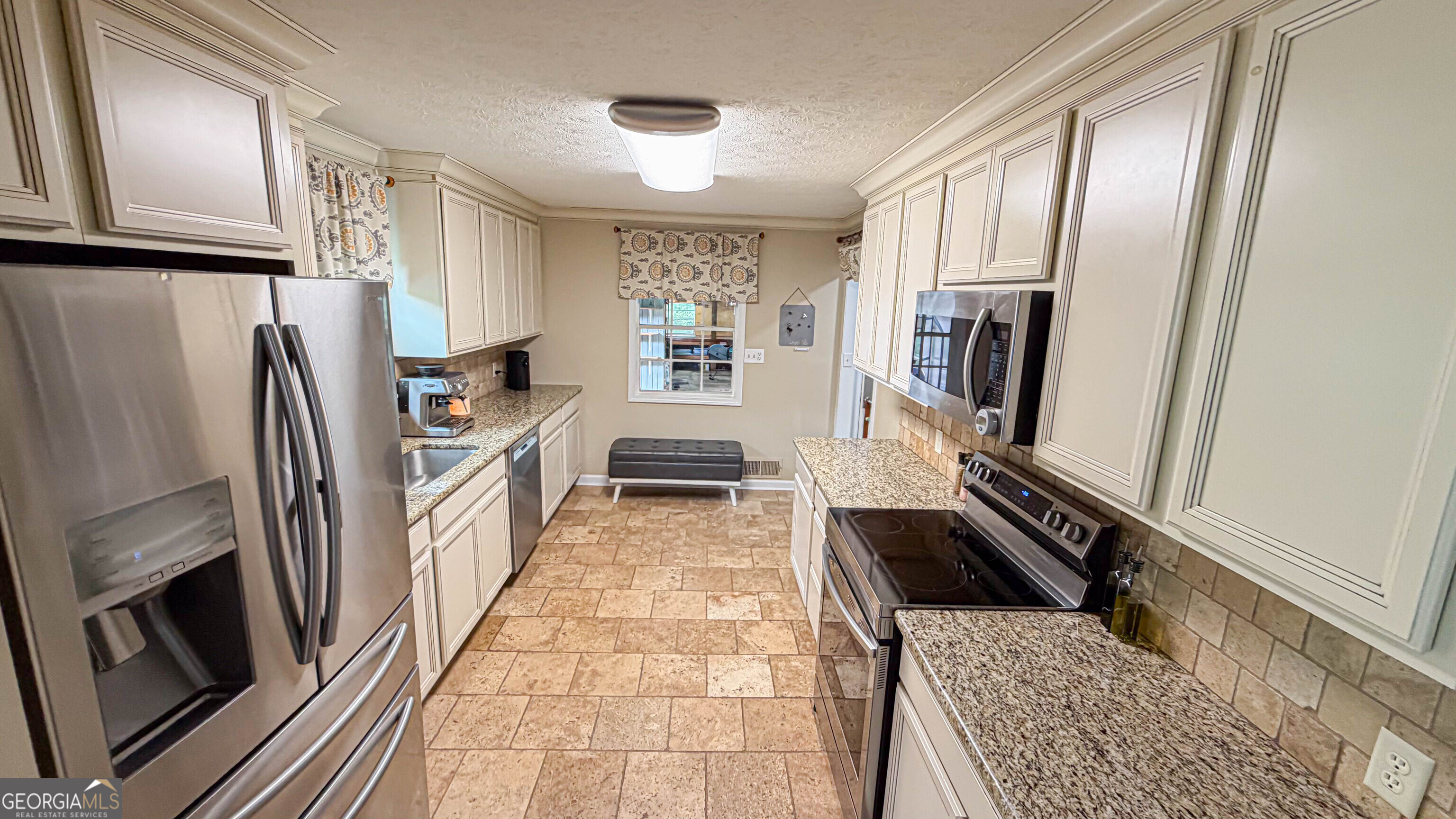 11 Edgewater Ct