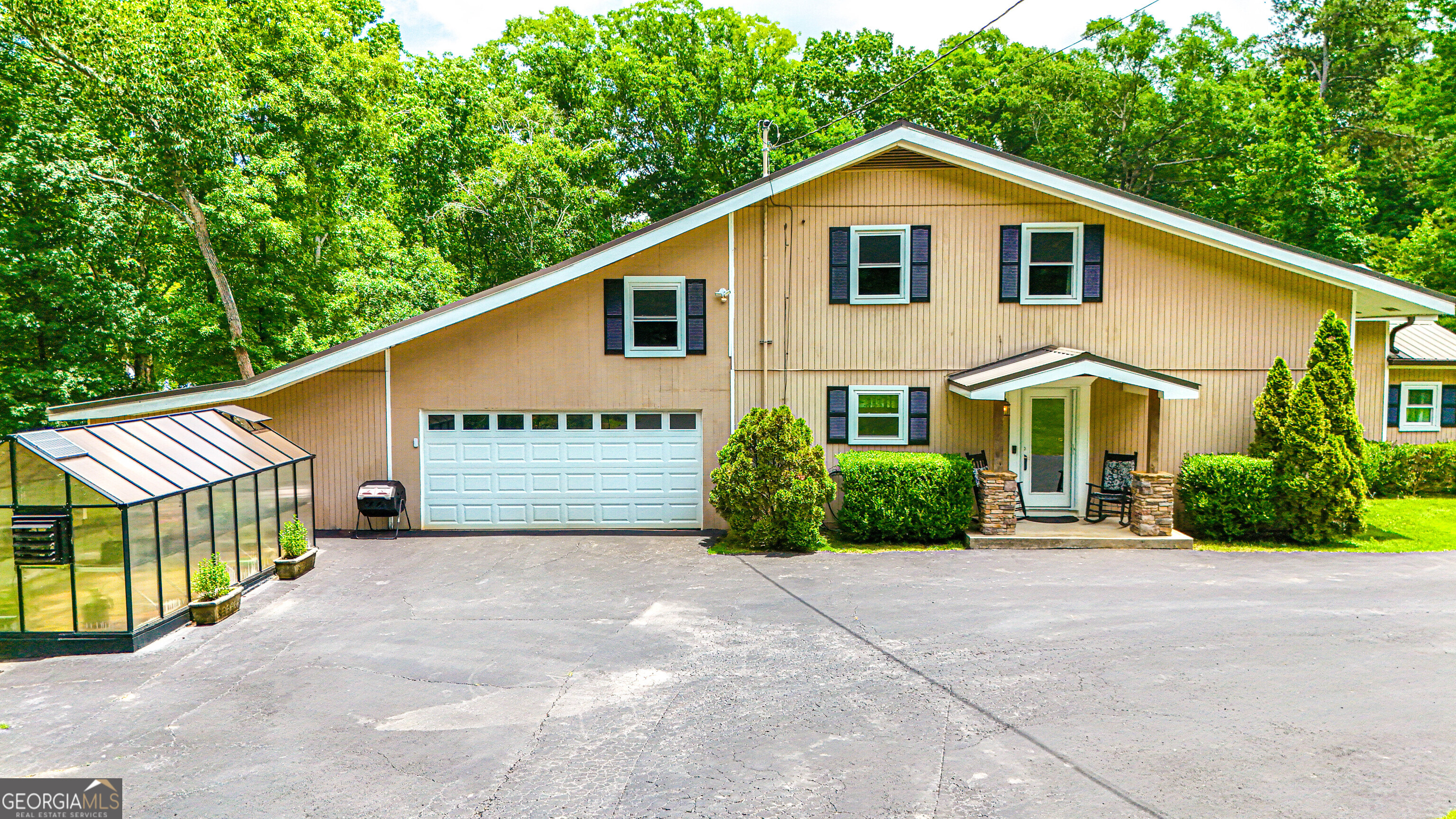 11 Edgewater Ct