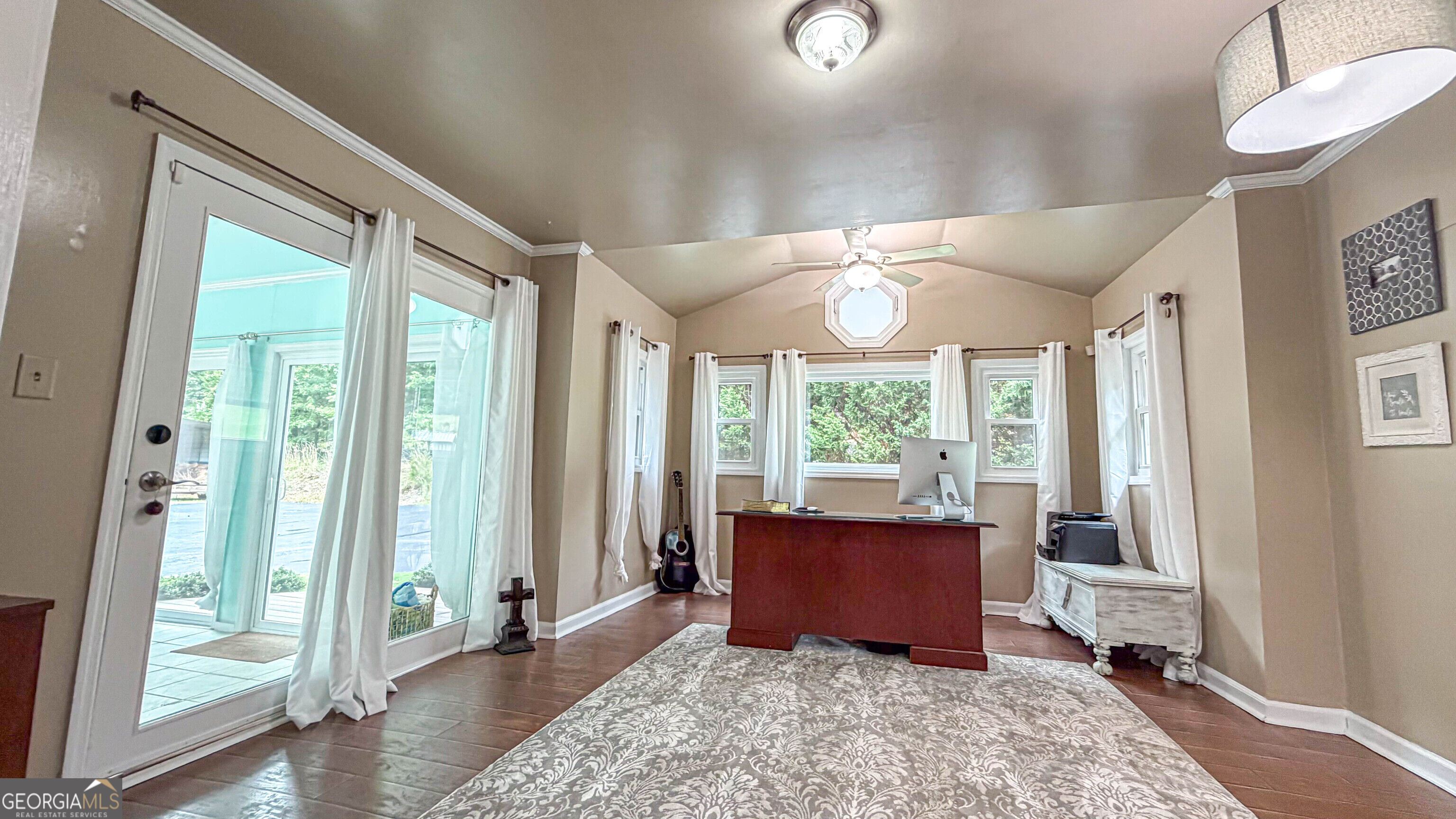 11 Edgewater Court