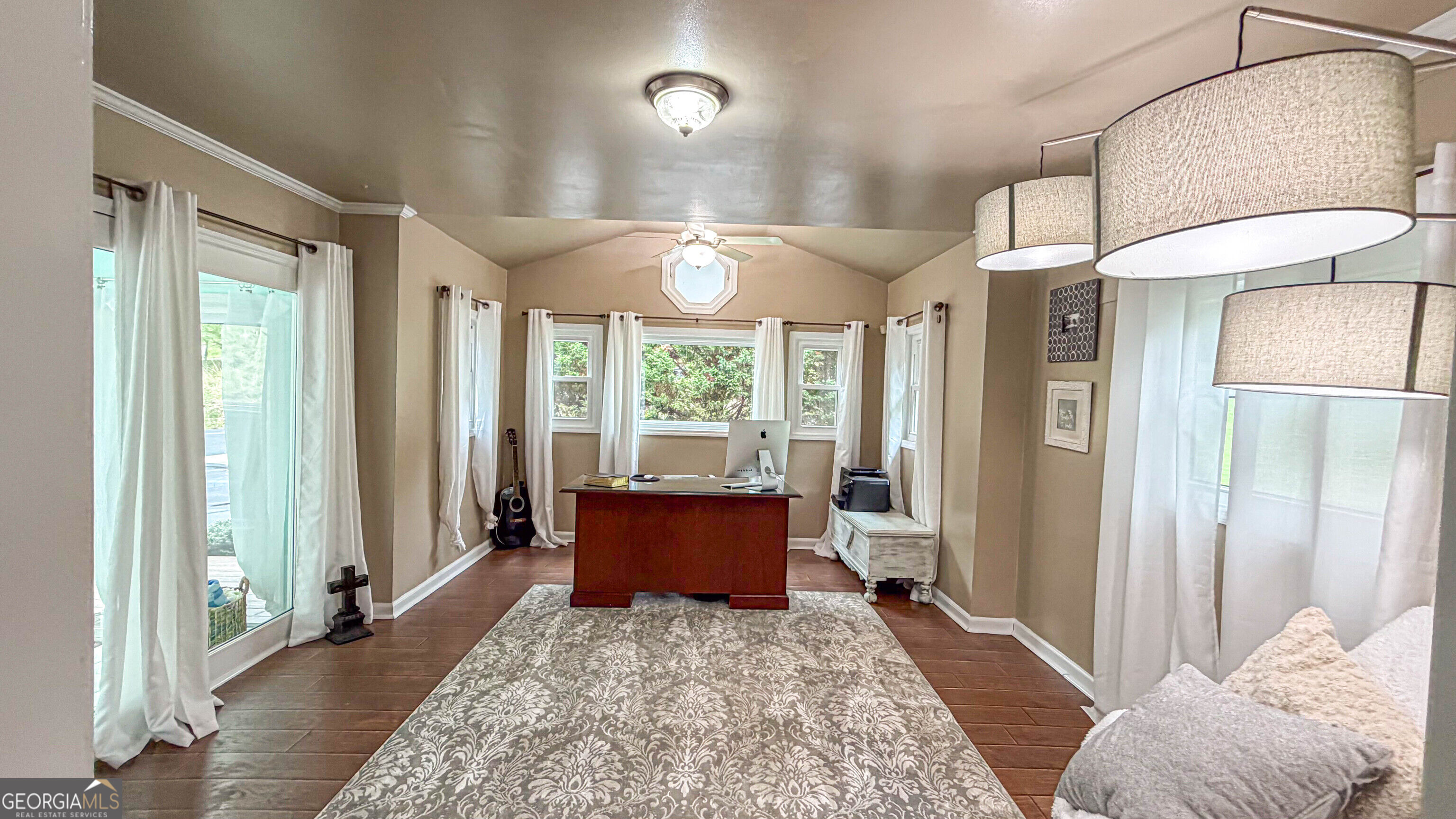 11 Edgewater Court