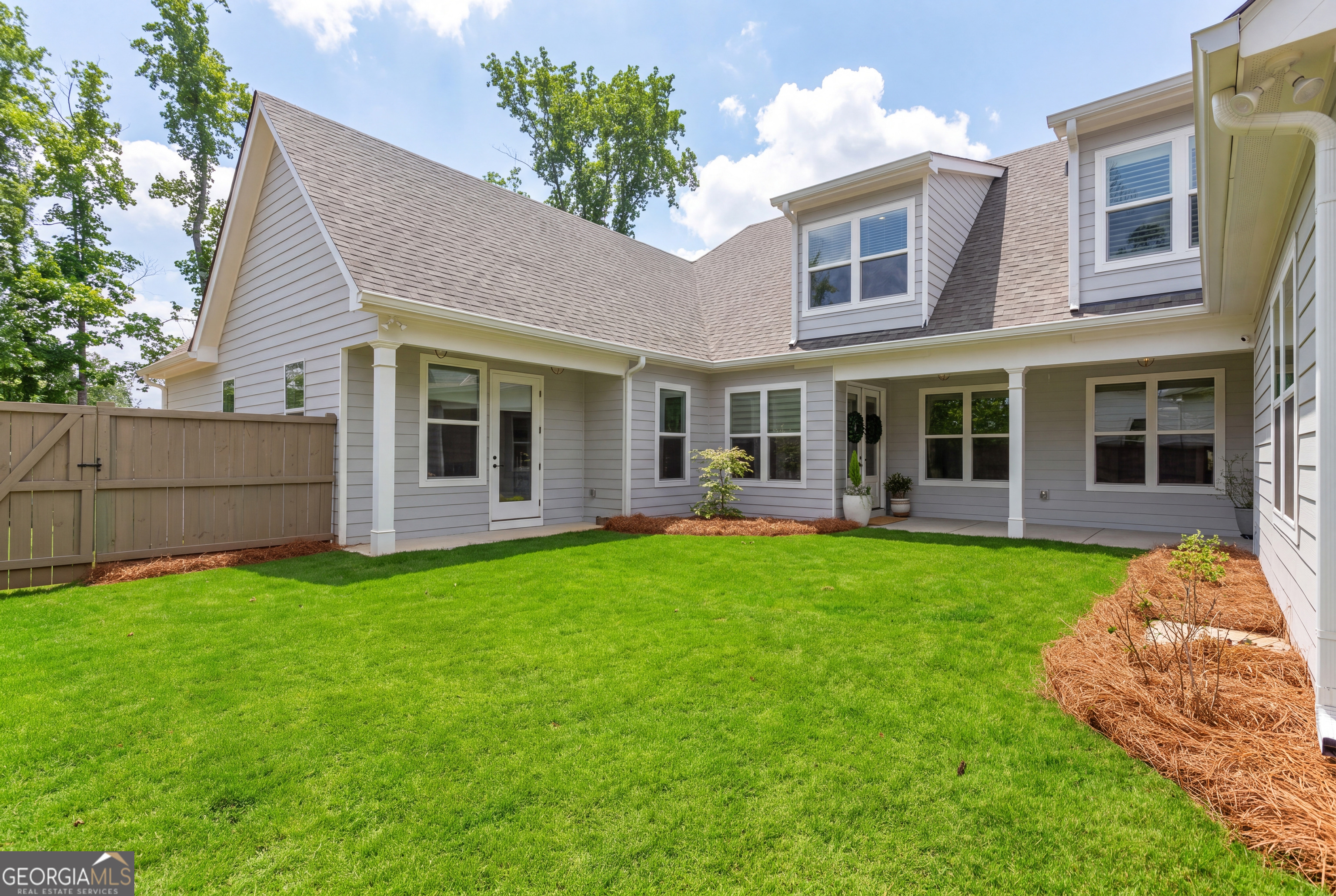 806 Magnolia Walk