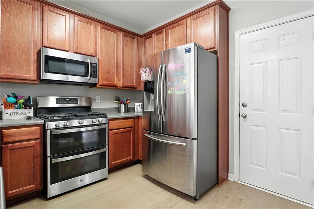 121 Spring Way Square