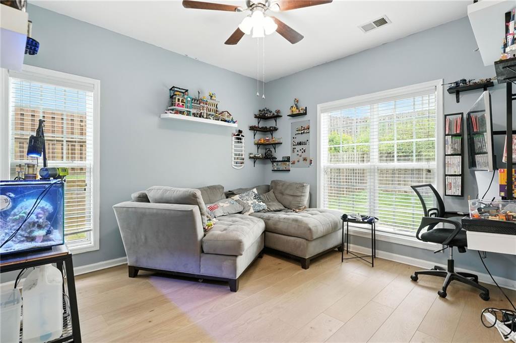 121 Spring Way Square