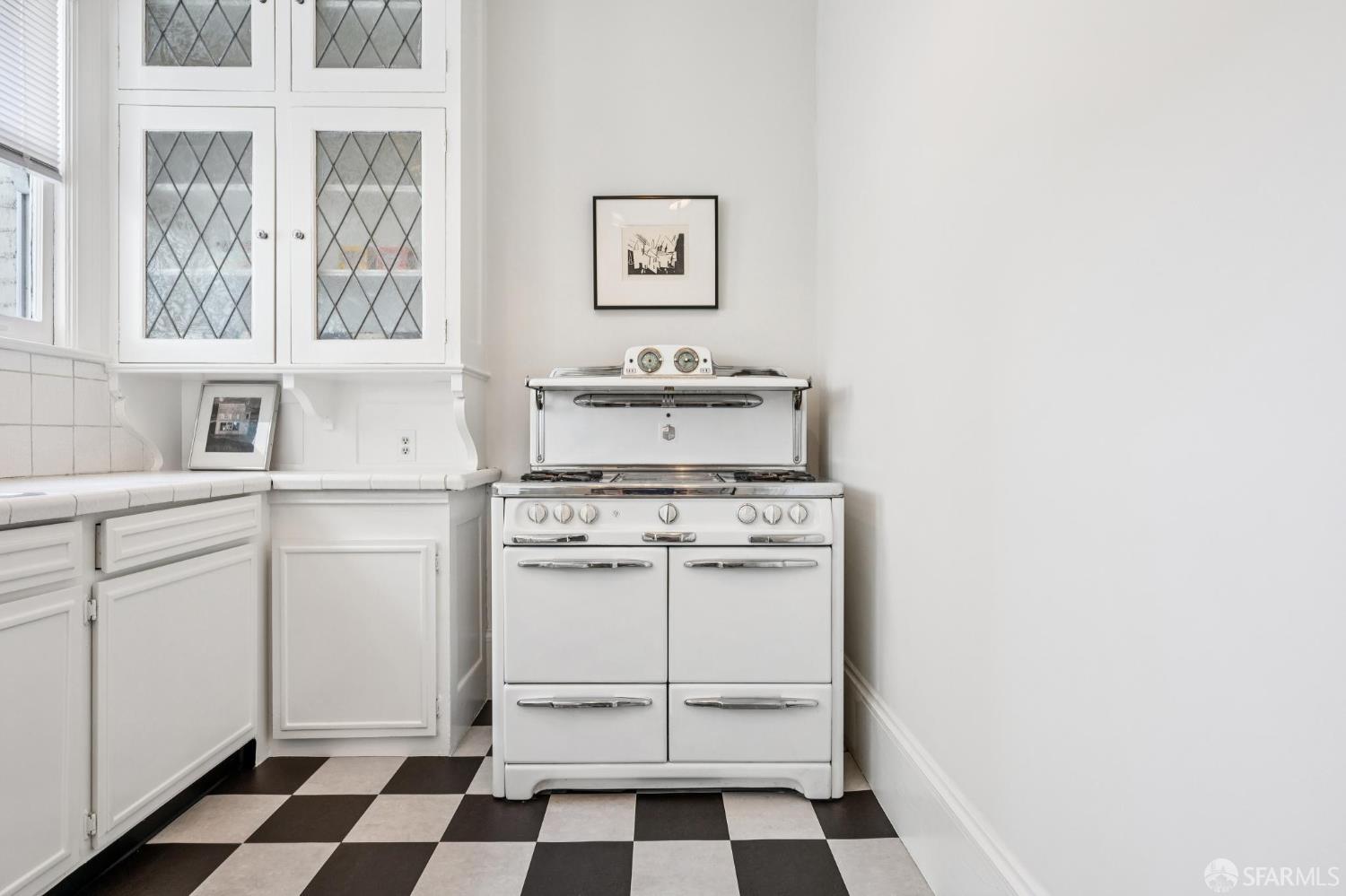 901 Powell Street # 18