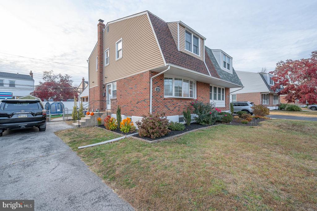 825 HOOD ROAD