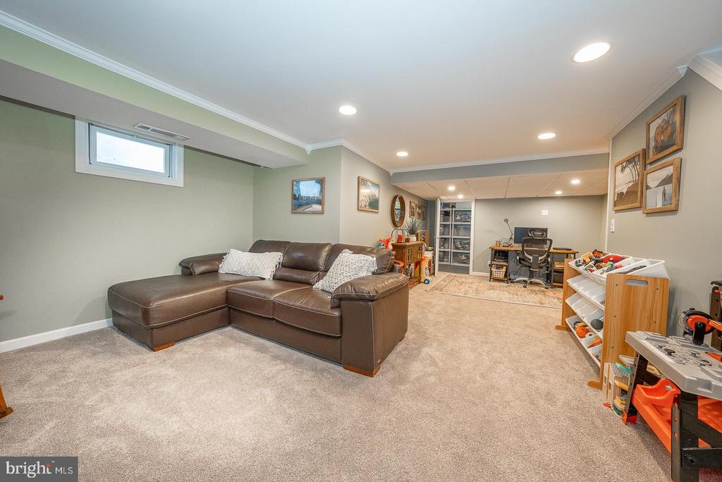 825 HOOD ROAD