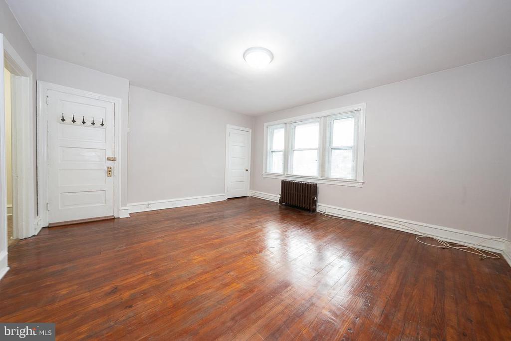 105 S WAYNE AVENUE Unit: 2ND FLOOR