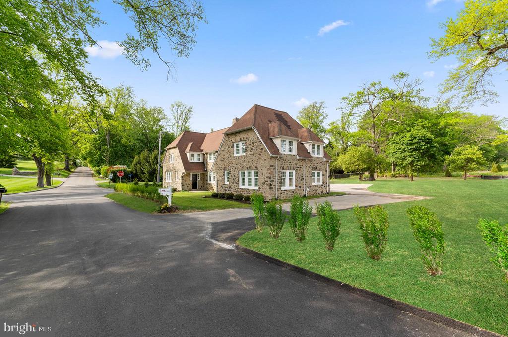 7 AYRSHIRE DRIVE