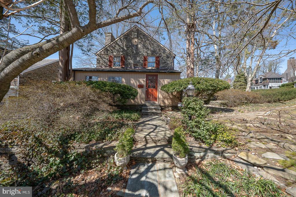 1010 CREST ROAD
