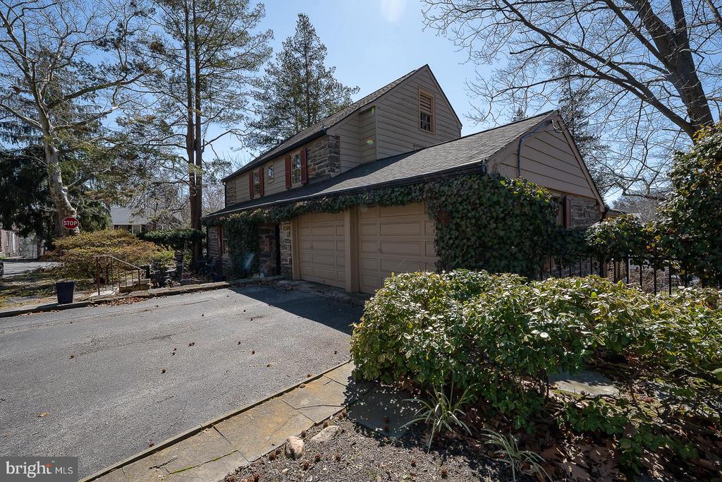 1010 CREST ROAD