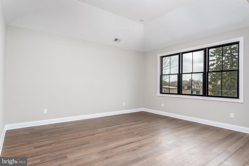 105 E 10TH AVENUE