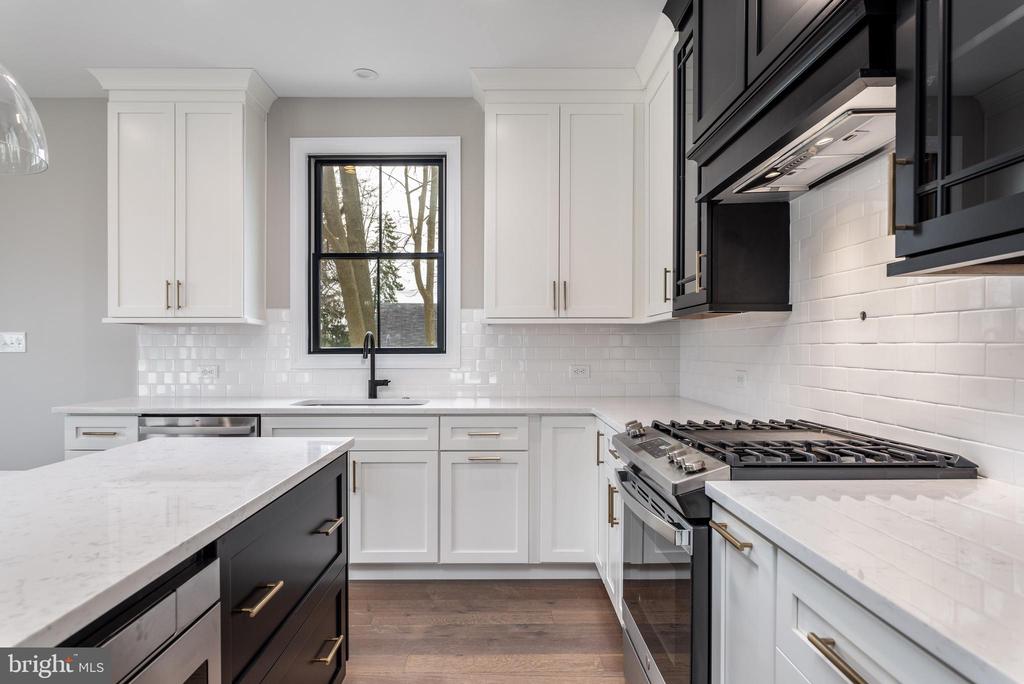 105 E 10TH AVENUE