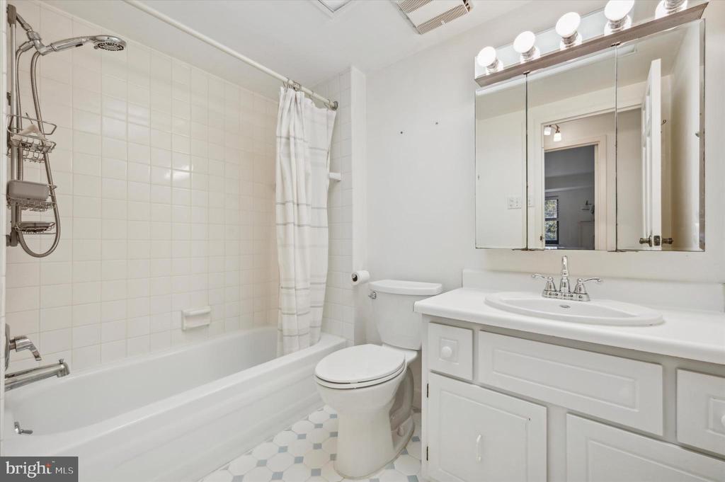 930 MONTGOMERY AVENUE Unit: 206