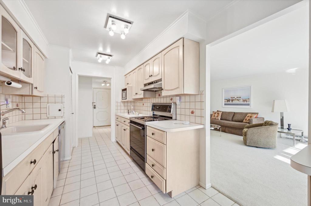 930 MONTGOMERY AVENUE Unit: 206